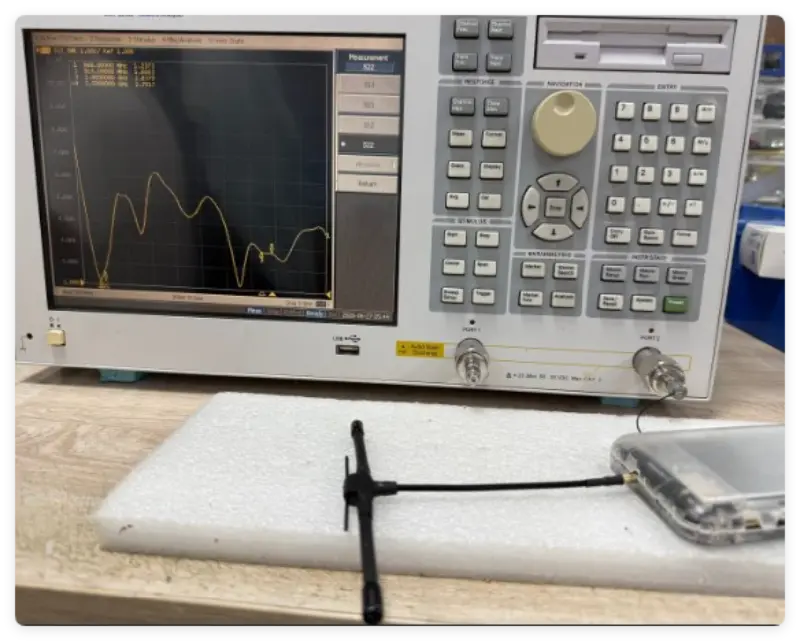 Mengapa penting untuk memperhatikan VSWR (Voltage Standing Wave Ratio) saat memilih antena?